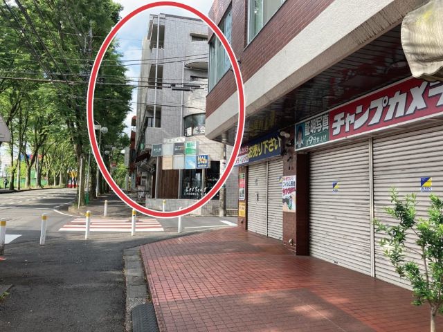 ⑥ 一つ目の交差点の角の建物です。 目印は「HAL語学教室」の看板。