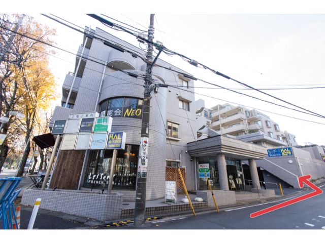 ⑦ 入り口は?「HAL語学教室」看板下の外階段を上った2階です。